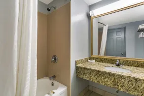 HomeTowne Studios by Red Roof Denver - Lancaster County - Bathroom