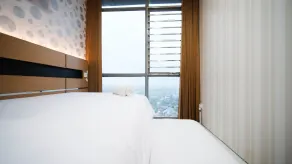 Homey and Cozy Living 2BR Apartment at Aryaduta Residence Surabaya By Travelio - Habitación
