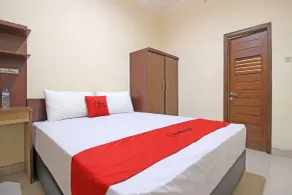 RedDoorz near Hartono Mall 3 - Room