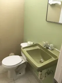 Town and Country Motel - Bathroom