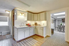 Charming Lake Ann Apartment - Walkable Location! - Innenbereich