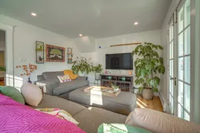 Walk to Beach: Dog-friendly Ventnor City Retreat! - Innvendig