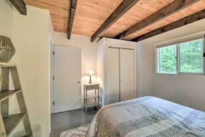 Maine Lakefront Escape: Dock, Watercraft, Fire Pit - Interiör