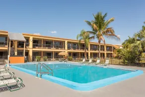 Travelodge by Wyndham Fort Myers North - Piscine