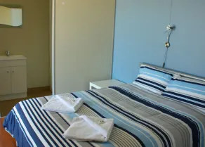 Merinda Village Hotel - Country Pub Stay - Just off Bruce Highway - Room