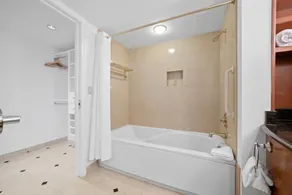 TWO Separate Stylish Cozysuites on the Boardwalk - Badrum