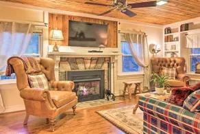 Mtn Views + Fire Pit: Serene Chimney Rock Abode - Interiør