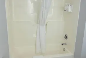 Baymont by Wyndham Louisville Southwest - Bathroom
