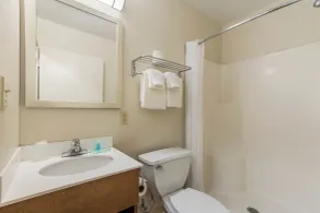 HomeTowne Studios by Red Roof Fort Lauderdale - Badezimmer