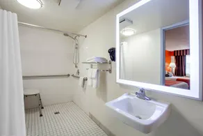 Howard Johnson by Wyndham Vero Beach/I-95 - Salle de bain