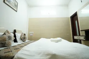 Gurjeet Hotel By Sakhi Inn Near Golden Temple - Room