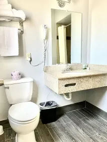 Sundial Lodge - Bathroom
