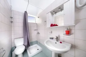 Vergonis Studios - Bathroom