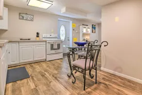 Bel Air Apartment w/ Pool ~ 2 Mi to Main St - Interiör