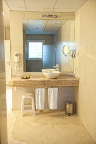 Hotel Luve - Bathroom