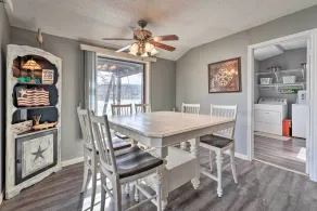 Lakefront Vacation Rental w/ Deck & 2 Docks! - Interni
