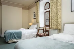 Watermouth Castle, Clock Tower Apartment - Zimmer