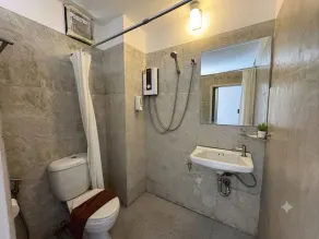 Collection O Ayothaya Hotel - Bathroom