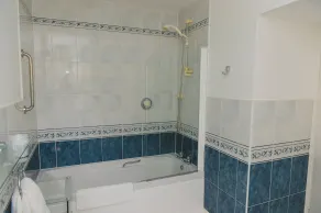 Sunninghill Hotel - Bathroom