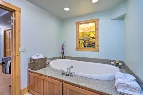 Hiking Nearby! Secluded Ellsworth Apartment - Interni