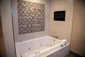 Quality Inn & Suites Santa Maria - Bathroom