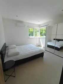 Villa con barbecue, idromassaggio e giardino | Vista sul giardino - Camera