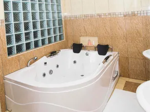 Millenium Manor Hotel - Bathroom