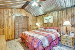 Clarkesville 'rustic Hideaway' on 38 acre Farm - Interior