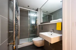 Staycity Aparthotels Dublin Castle - Bathroom