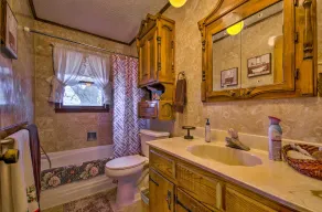 Peaceful Missouri Home, 25 Mi to Truman Lake! - Badezimmer
