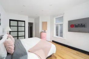 Downtown Luxe: Metro, King Bed, Parking, Sleeps 6 - Habitación