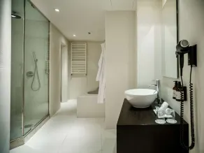 NH Collection Budapest City Center - Bathroom