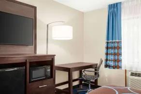 Super 8 by Wyndham Lenexa Overland Park Area/Mall Area - Chambre