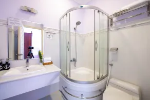 Le Petit Paris Dalat Hotel - Bathroom