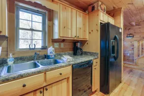 Wardensville Cabin W/ Hot Tub, Creek & Fire Pit! - Interni