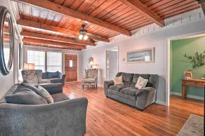 Murrells Inlet Upstairs Unit: 1 Block to Beach! - Intérieur