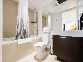 Quiet Medical Stay Condo - Walk to Hospitals, Uhn, Sickkids - Fast Wifi, Balcony - Bathroom