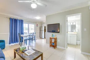 Sunlit Longboat Key Escape w/ Private Resort Beach - Innvendig