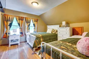 Cabin w/ Deck ~ 3 Mi to Apple Valley Lake! - Innvendig