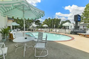 Candlewick Inn and Suites - Piscina