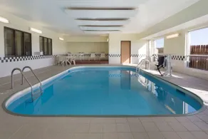 Super 8 by Wyndham Lees Summit - Piscine