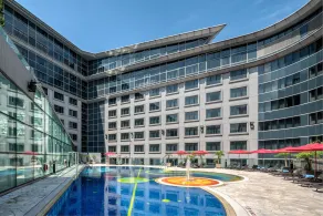 Regal Airport Hotel - Piscina