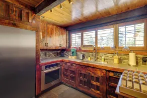 Historical Mtn-view Getaway w/ Hot Tub in Sandy! - Innenbereich