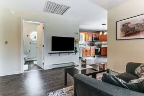 Walk to Town: Charming Unit w/ Balcony in Bedford! - Innenbereich