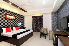 HOTEL THE TAKSONZ - Opposite Railway Station - Room