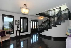 Le Chateau du Lac - Interior entrance