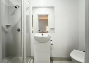 Kiwi International Hotel - Bathroom