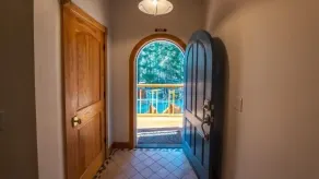 Un Kojoji Hela Koca nella lingua degli indiani Miwok si traduce in \"A Blue Sky Lodge\" - Ingresso interno
