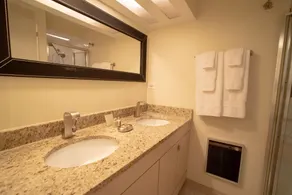 Lincoln Park Suites Operated by Roscoe Village Guesthouse - Bathroom
