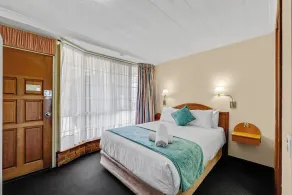 Sapphire Waters Motor Inn - Room